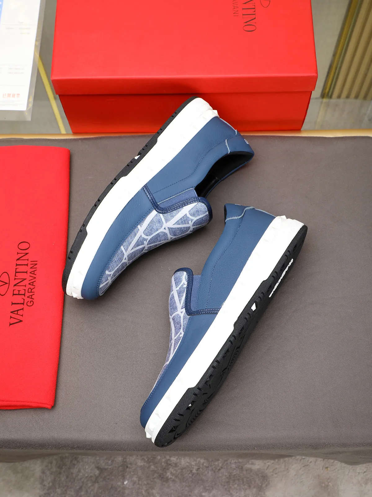 Men's shoes 💰440 Valentino "VALENTINO" hot sale ❤️ Counters ship at the same time 1:1 👏 Imported cowhide + waterproof fabric + leather lining 🐂 Casual fashion shoes Exquisite workmanship Original original outsole 38-44 (45 customized, non-refundable)